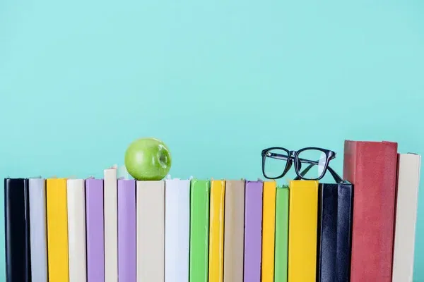 depositphotos_196747460-stock-photo-row-books-apple-glasses-isolated.jpg